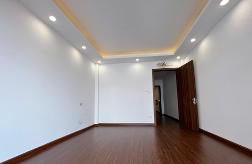 Bán ngôi nhà 41m2 phố Nguyễn Văn Cừ, Long Biên Gara Ô tô 7 chỗ Thang máy Nhập 6.7 Tỷ